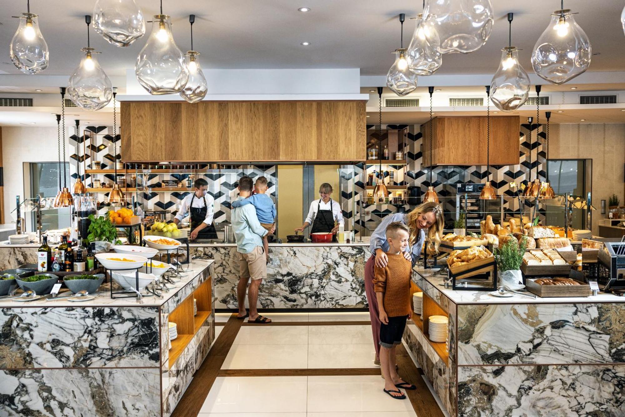 Hilton Rijeka Costabella Beach Resort And Spa Buitenkant foto The buffet at the lounge