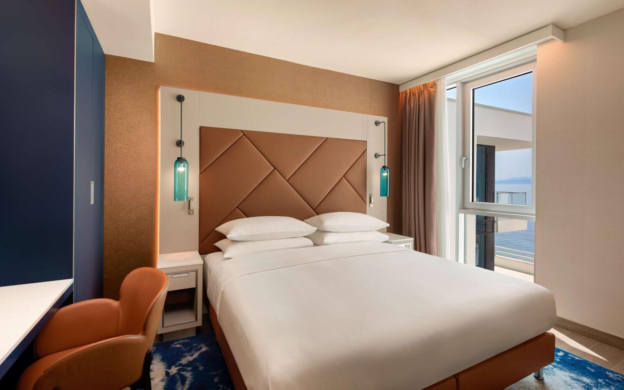 Hilton Rijeka Costabella Beach Resort And Spa Buitenkant foto A bedroom at the hotel
